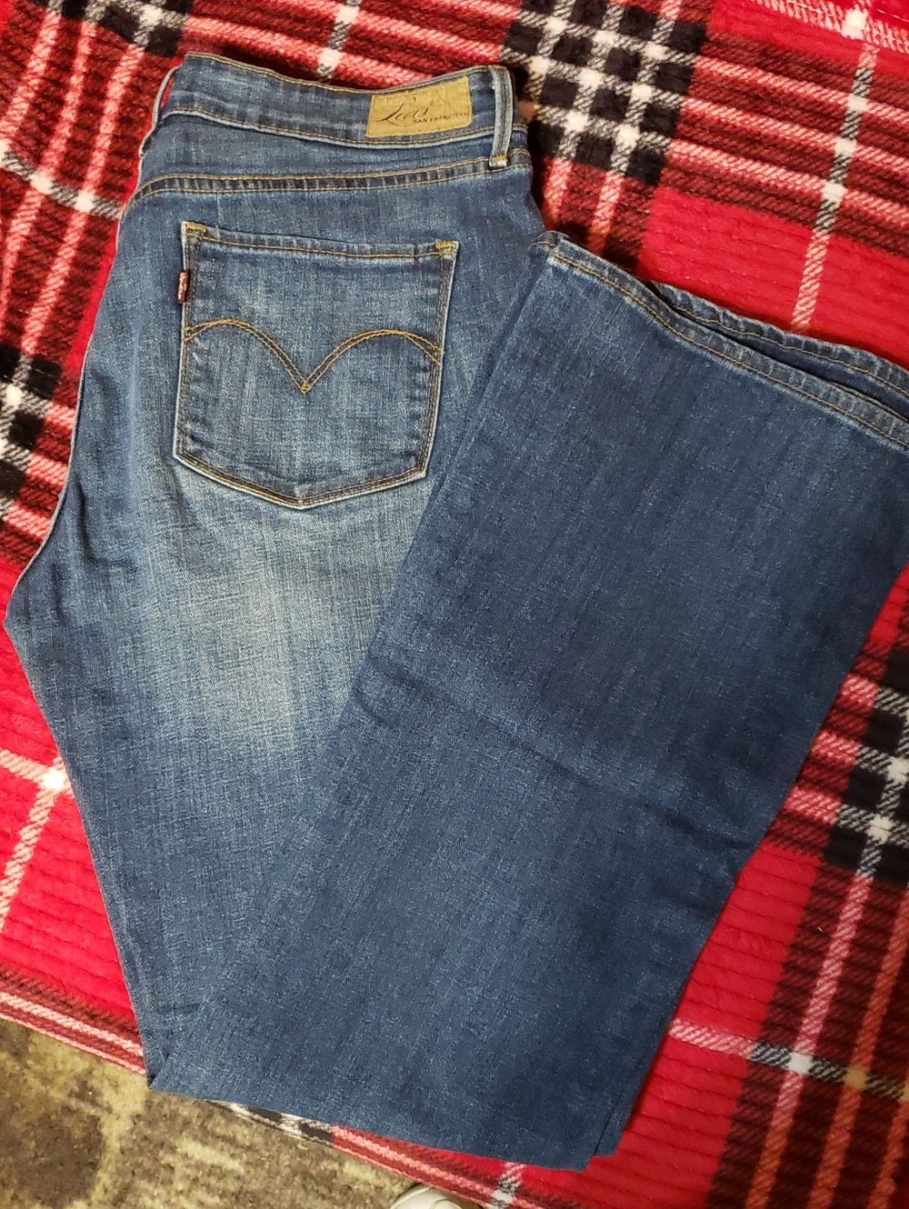 Levi's Women's Demi Curve Bootcut Jeans in Medium Blue Wash. Size 14